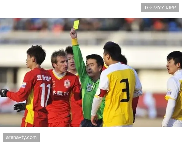 黄牌警告的触发条件与裁判判罚标准解析 黄牌警告的触发条件与裁判判罚标准解析